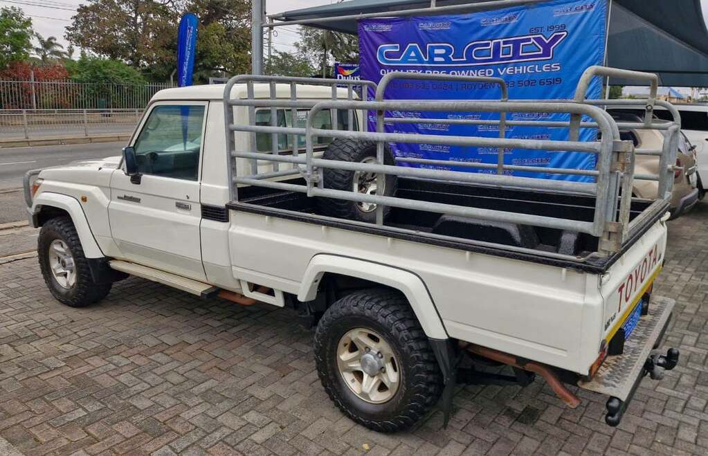TOYOTA LAND CRUISER 79 4.5D P/U S/C - Image 2