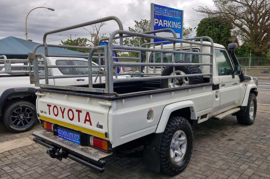 TOYOTA LAND CRUISER 79 4.5D P/U S/C - Image 4
