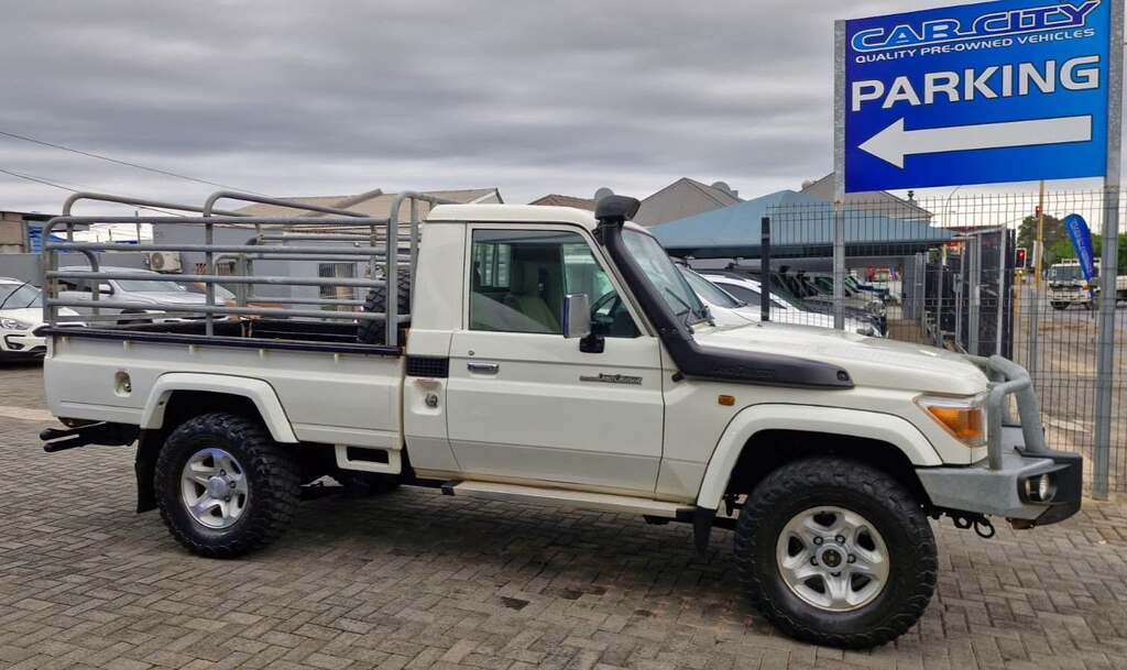 TOYOTA LAND CRUISER 79 4.5D P/U S/C - Image 6