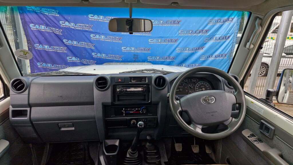 TOYOTA LAND CRUISER 79 4.5D P/U S/C - Image 8