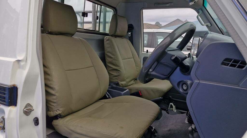 TOYOTA LAND CRUISER 79 4.5D P/U S/C - Image 9